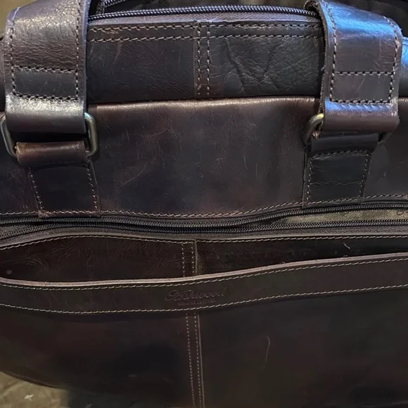 Classic Brown Leather Messenger Bag with Structured Design